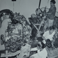 Aktifitas dalam sebuah pabrik daging kalengan di Kupang sekitar tahun 1950-an. (Sumber: Tanah Air Kita: a Pictorial Introduction to Indonesia.)
