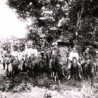 Raja Akoen dari Timor bagian tengah dengan waktu pengambilan sekitar 1910. Foto ini adalah koleksi G.L. Tichelman. {Sumber: KITLV Leiden}.