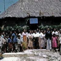 Penyambutan kedatangan Sinode Gereja Masehi Injili di Timor (GMIT) di Soë, Timor Tengah Selatan {Sumber: KITLV Leiden}