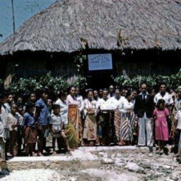 Penyambutan kedatangan Sinode Gereja Masehi Injili di Timor (GMIT) di Soë, Timor Tengah Selatan {Sumber: KITLV Leiden}