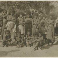 Perempuan dan anak-anak di Kolbano sekitar 1909, dua tahun setelah pemberontakan di Kolbano dipadamkan dengan bantuan Belanda. Foto diambil oleh: Scharenberg {sumber: koleksi KITLV}