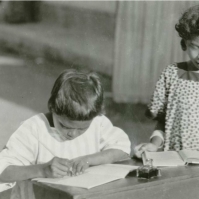 Murid-murid sedang belajar di sebuah sekolah, kemungkinan besar di Todabeloe di Badjawa sekitar tahun 1930. Foto ini diambil dari koleksi B.J.O. Schrieke. [Sumber: KITLV]
