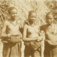 Tiga gadis dari Kringa di Flores bagian timur sekitar tahun 1927. [KITLV]