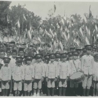 Anak-anak sekolah di Ende pada 31 Agustus 1924 saat kunjungan C. Schultz, resident van Timor en onderhorigheden. Foto ini diambil dari koleksi C. Schultz sendiri. [Sumber: KITLV]
