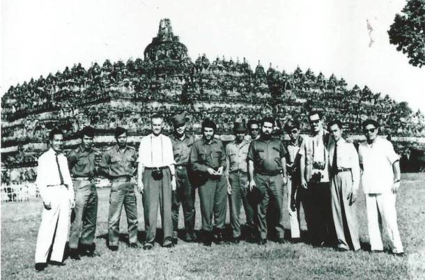 Ernesto "Che" Guevara, sedang berpose di depan Candi Borobudur, saat ia berkunjung ke candi tersebut pada tanggal 31 Juli 1959. [Sumber foto: ANRI]