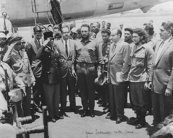 Kunjungan balasan Bung Karno ke Kuba disambut Che dan Fidel Castro di bandara Jose Marti [iwandahnial.wordpress.com]