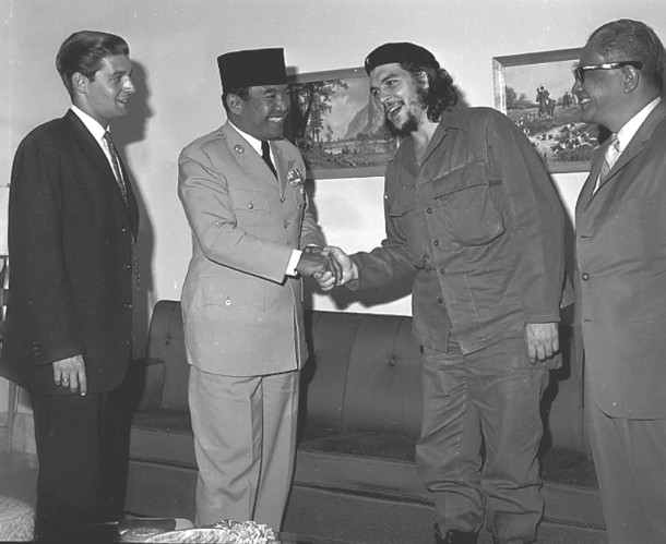 Che menemui Bung Karno saat kunjungan Bung Karno ke Kuba. [http://www.indonesia.estranky.cz]