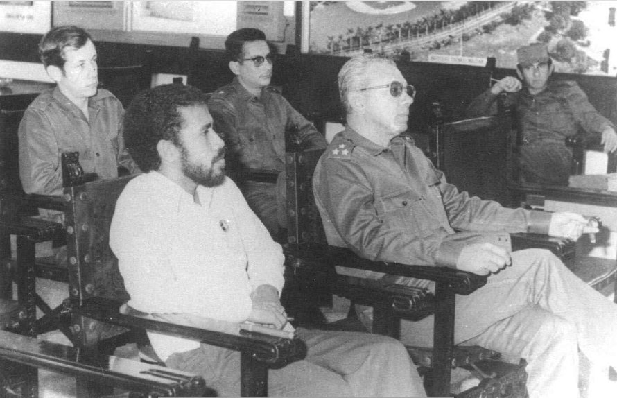 Rogério Lobato dengan seorang jendral Kuba di Havana pada bulan April 1976. [Archives & Museum of East Timorese Resistance]