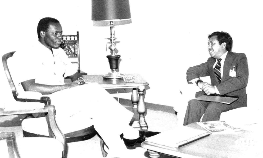 Abilio Araujo, pemimpin Delegasi External Fretilin dalam sebuah pertemuan dengan José Eduardo dos Santos, Presiden Angola sekitar tahun 1980. [Archives & Museum of East Timorese Resistance]