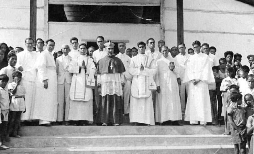 D. Goulart Jaime Garcia, Uskup Dili, bersama orang Timor dan para imam sekitar tahun 1970. Nampak di sebelah kanan Dom Martinho da Costa Lopes yang kemudian menjadi uskup. [Archives & Museum of East Timorese Resistance]