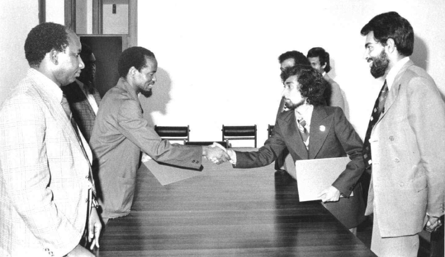 Delegasi Fretilin di luar negeri dalam sebuah pertemuan dengan Jaoquim Chissano, Presiden Republik Mozambique. [Archives & Museum of East Timorese Resistance]